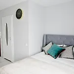 Elegant City Center Apartment 7B
